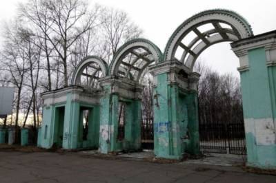Комсомольчане убирают разбитый парк после вандалов