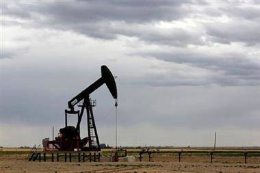 Нефть падает на фоне укрепления доллара, роста числа буровых в США