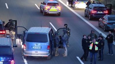 На юге Германии вооруженный человек захватил заложников в автобусе