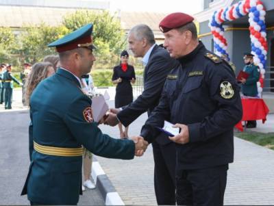 Генерал армии Виктор Золотов вручил ключи от новых квартир военнослужащим Росгвардии