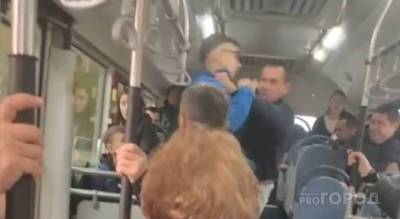 В Чебоксарах между пассажирами автобуса произошла потасовка: пьяному мужчине не понравился парень с крашеными волосами