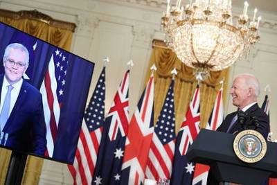 Китай призвал США, Британию и Австралию избавиться от мышления Холодной войны