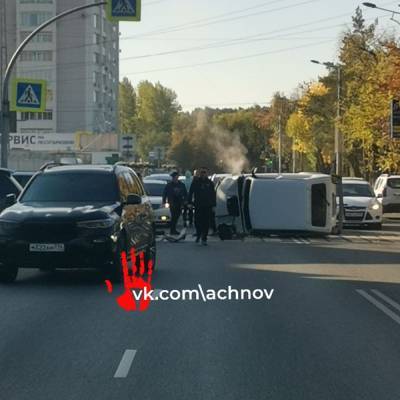 В Челябинске перевернувшийся на пешеходном переходе автомобиль парализовал движение