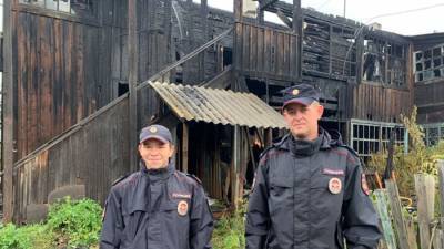 Сотрудники МВД спасли двух человек из горящего дома в Минусинске