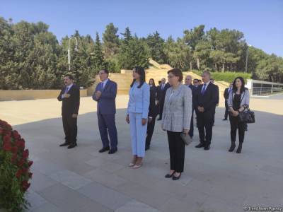Омбудсмены Азербайджана и Турции посетили Аллею шехидов и Монумент турецким воинам в Баку (ФОТО)