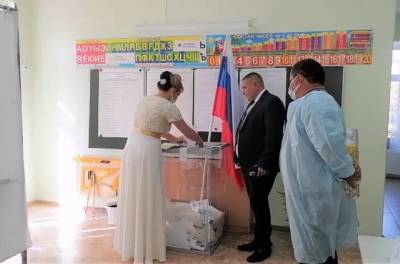 В Кузбассе жених и невеста решили проголосовать до заключения брака