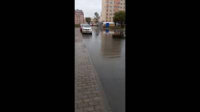 В южно-сахалинском дворе после ремонта и дождя образовался водоем