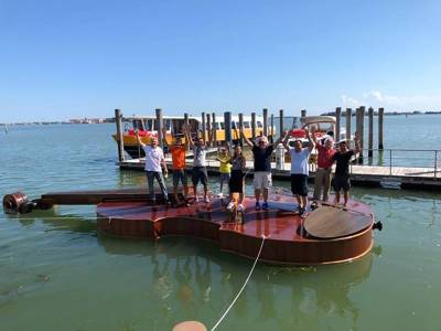 В Венеции спустили на воду лодку в форме скрипки