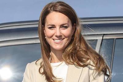 Кейт Миддлтон вернулась к своим королевским обязанностям после каникул и встретилась с военными в Англии