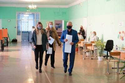 «Голосовать — это семейная традиция»: Владимир Мякуш пришел на избирательный участок