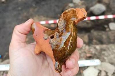 В Пскове нашли древнюю свистульку в форме лошадки