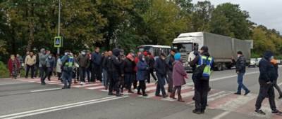 На Буковине жители села перекрыли международную трассу из-за газа