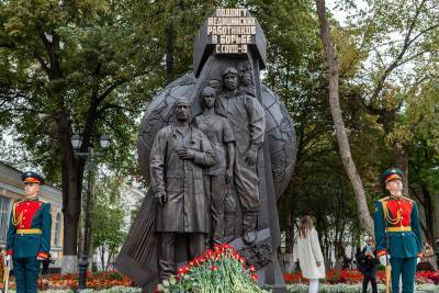 В Москве открыли памятник «Подвигу медицинских работников в борьбе с COVID-19» – Учительская газета