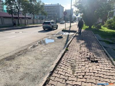 На улице Дзержинского в Южно-Сахалинске штормит тротуар
