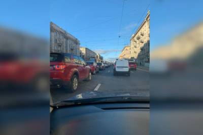 Водители застряли в пробке от моста Александра Невского до станции метро «Ладожская»