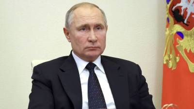 Путин сообщил, что несколько десятков человек из его окружения заболели COVID-19