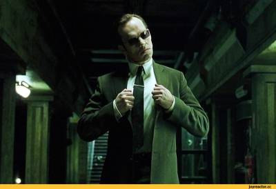 Хьюго Уивинг все же вернется к роли агента Смита в «Матрице: Воскрешение»