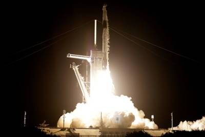 Космический корабль SpaceX с полностью гражданским экипажем вернулся на Землю