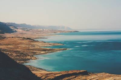 Вода в озере возле Мертвого моря стала кроваво-красной
