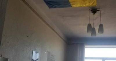В Николаевской РГА прикрыли дырку в потолке в кабинете большим флагом Украины (ФОТО)