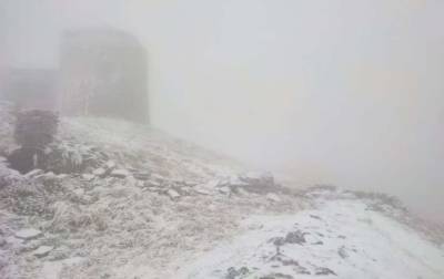 На вершинах Карпатских гор выпал снег (ФОТО)