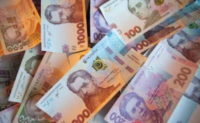 Украинцы второй месяц подряд забирают деньги из банков