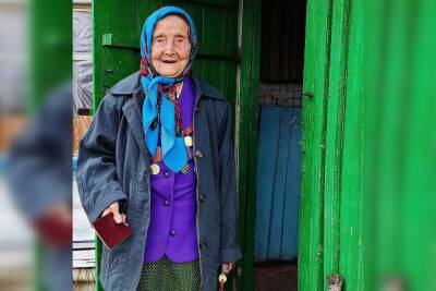 Чувствует себя на 18 лет: 100-летняя жительница Башкирии приняла участие в голосовании - bash.news - Башкирия - район Чекмагушевский