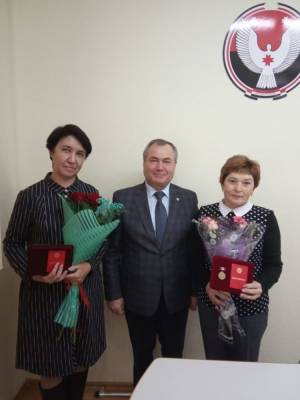 Двум директорам школ Глазовского района Удмуртии присвоили почетные звания