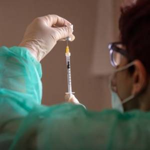 В Британии одобрили COVID-вакцинацию для подростков