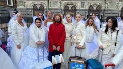 В центре Петербурга состоялся парад невест с чемоданами