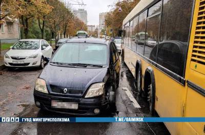 Фотофакт. В Минске пьяный водитель легковушки врезался в пассажирский автобус