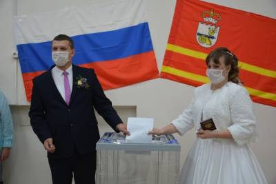 Двое жителей Смоленской области проголосовали в день свадьбы