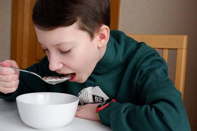 В Миллеровском районе дошкольникам незаконно уменьшили объем порций питания