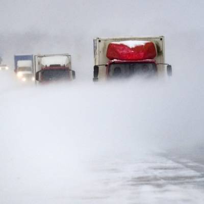 Колонна грузовиков, застрявшая на дороге на Чукотке, понемногу движется