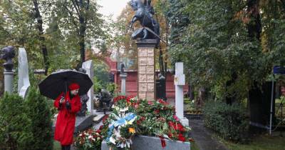 На могиле Лужкова в Москве открыли памятник