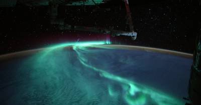 Полярное сияние под полной луной. Астронавт МКС сделал новые уникальные снимки Земли