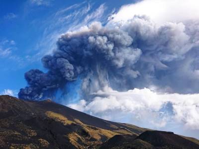 Вулкан Этна на Сицилии выбросил 9-километровый столб пепла