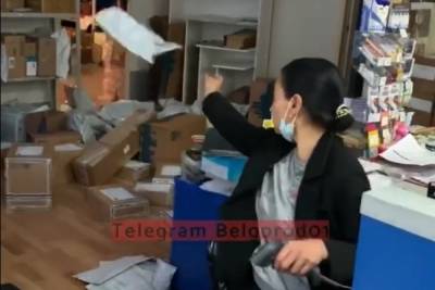 Белгородец заснял сотрудницу почты, швырявшую посылки на расстояние в несколько метров