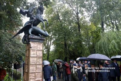 В Москве открыли памятник Лужкову с напоминанием о роли в...