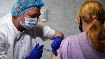 «Заметно увеличит число вакцинированных»: в России предложили узаконить три выходных после прививок от COVID-19