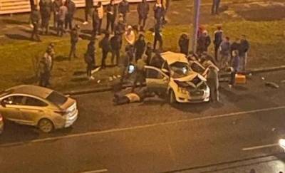 Ночью в Тюмени на Мельникайте в жестком ДТП погиб таксист и пострадали пять человек