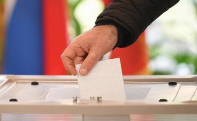 Начавшееся в России трехдневное голосование ознаменовалось большими очередями на избирательных участках по всей стране