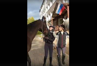 В Калининском районе девушки приехали на избирательный участок на лошадях