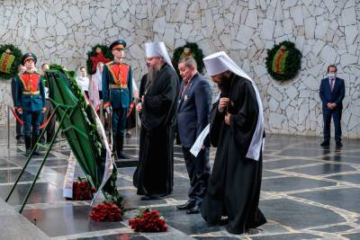 Андрей Бочаров и глава РПЦ возложили цветы на Мамаевом кургане