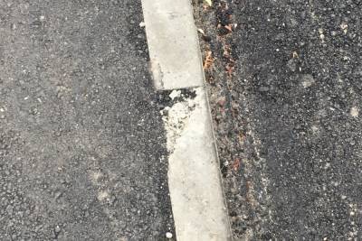 И так сойдет: саратовцы насчитали около 20 поломанных бордюров на коротком отрезке недавно отремонтированного тротуара