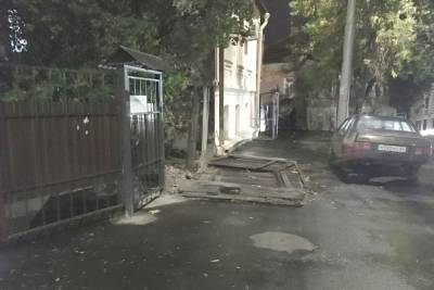 Саратовские прокуроры рисковали: рядом с надзорным ведомством упал забор