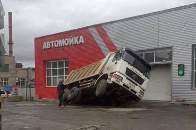 В провалившемся асфальте на улице Писарева в Новосибирске застрял самосвал