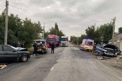 ДТП на украинской трассе, авто разбиты вдребезги и много пострадавших: фото и что известно