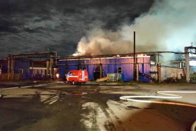 29 огнеборцев сегодня ночью тушили пилораму в Йошкар-Оле