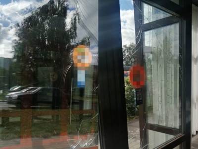 Кузбассовец разбил витрину кафе булыжником